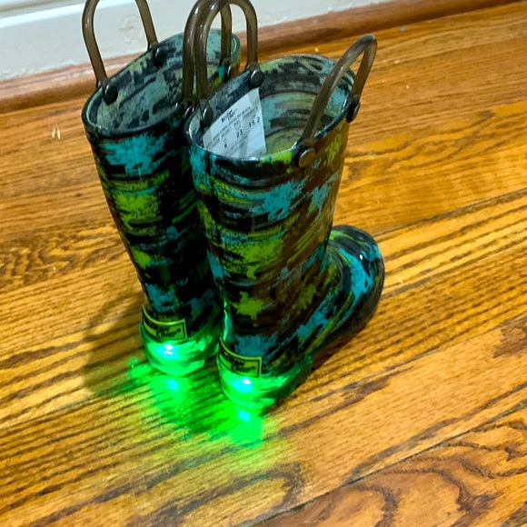 Like New toddler rain boots size 7 US / size 23 EUR - Picture 2 of 4